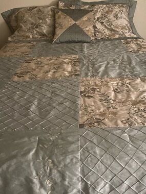 King comforter, shams, pillows set